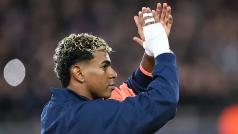 Lamine Yamal interagindo com a torcida do Barcelona