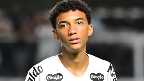 Por que Robinho Jr chama a atenção do futebol europeu mesmo como reserva no Santos. Foto: Jota Erre/AGIF