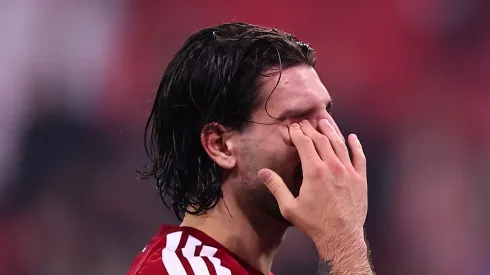 Arne Slot detalha planos pós-data FIFA: apoio a Szoboszlai, controle físico de Isak e foco total do Liverpool no Nottingham Forest. (Photo by David Balogh/Getty Images)