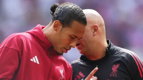Virgil van Dijk e Arne Slot. (Foto: Julian Finney/Getty Images)