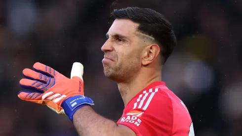 Dibu Martinez é alvo da Inter de Milão para janeiro de 2026. (Photo by Michael Regan/Getty Images)