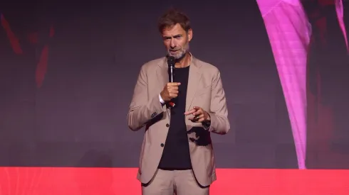 Liverpool sofre sequência negativa e técnico Arne Slot sente o peso da má fase; Jürgen Klopp faz apelo por paciência. (Photo by Gerald Matzka/Getty Images)