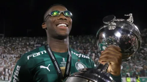 O meio-campista Patrick de Paula com a taça da Libertadores