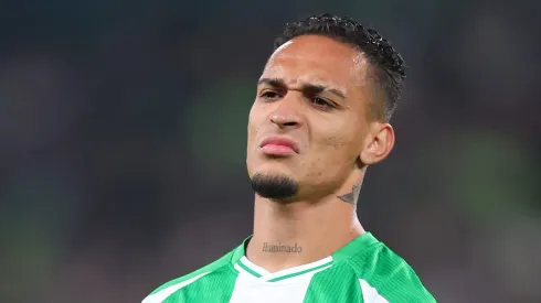 Antony é expulso em jogo do Real Betis. Foto: Fran Santiago/Getty Images