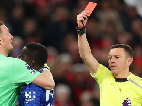 Gueye é expulso por agredir Michael Keane contra Manchester United