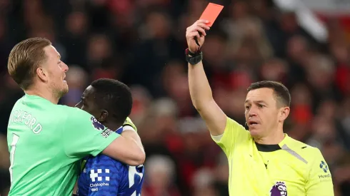 Gueye foi contido pelo goleiro do Everton em meio a confusão. Foto: Carl Recine/Getty Images