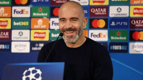 Enzo Maresca sorri em entrevista coletiva do Chelsea.