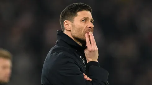 Xabi Alonso, atualmente no Real Madrid, em jogo pelo Bayer Leverkusen. (Foto: Daniel Kopatsch/Getty Images)