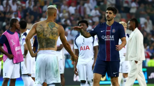 Richarlison e Beraldo se cumprimentam após PSG x Tottenham