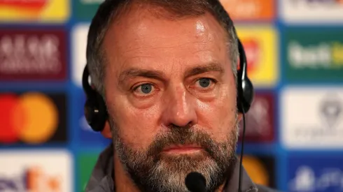 Hansi Flick em coletiva de imprensa do Barcelona. Andrew Redington/Getty Images.