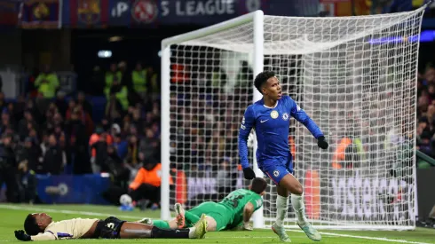 Estêvão comemora gol do Chelsea contra o Barcelona