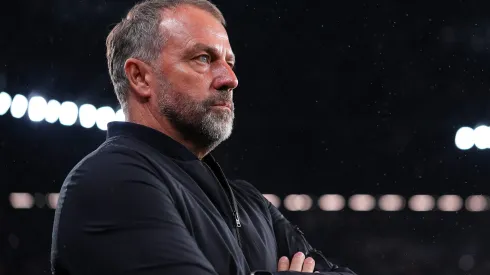 Hansi Flick tem a confiança da diretoria do Barcelona apesar das críticas. (Foto: Jose Manuel Alvarez Rey/Getty Images)