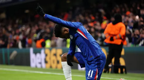 Estêvão celebra gol com a camisa do Chelsea