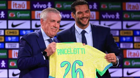 Carlo Ancelotti e Samir Xaud em evento oficial da Seleção Brasileira