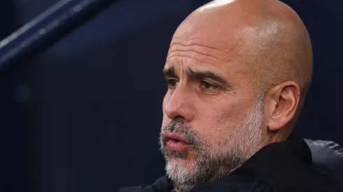 Pep Guardiola foi duramente criticado pela imprensa na Inglaterra (Foto: Carl Recine/Getty Images)