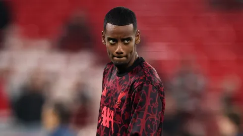 Reportagem analisa a escolha de Arne Slot de deixar Alexander Isak, contratação recorde de €150 M, como suplente diante do PSV, destacando condicionamento físico, números ofensivos e repercussão entre torcedores. (Foto: Carl Recine/Getty Images)