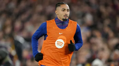 Raphinha em aquecimento pelo Barcelona