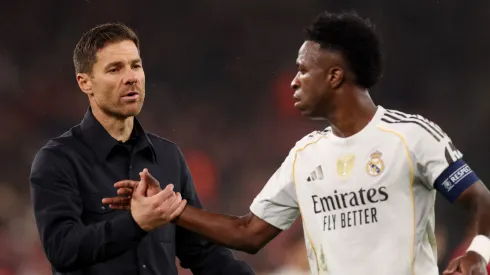 Xabi Alonso promove uma reunião com alguns jogadores no Real Madrid e clima melhora um pouco (Foto:Carl Recine/Getty Images)