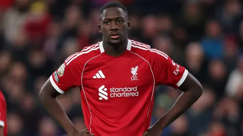 Ibrahima Konaté, em campo, pelo Liverpool. Ele foi criticado pelo comentarista da Sky Sports e que deveria ser retirado do time (Foto: Molly Darlington/Getty Images)
