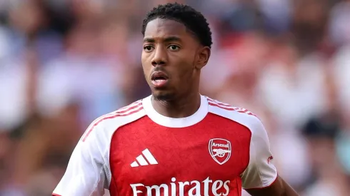 Myles Lewis-Skelly, jogador do Arsenal, em campo, é um grande alvo do Chelsea, que estaria intrigado com a falta de sequência ideal do atleta (Foto: Justin Setterfield/Getty Images)