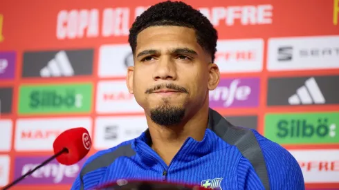 Ronald Araujo segue abalado com a expulsão. Foto: Fran Santiago/Getty Images