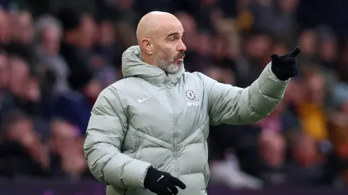 Enzo Maresca, técnico do Chelsea, faz sinalização durante jogo. (Photo by Nathan Stirk/Getty Images)