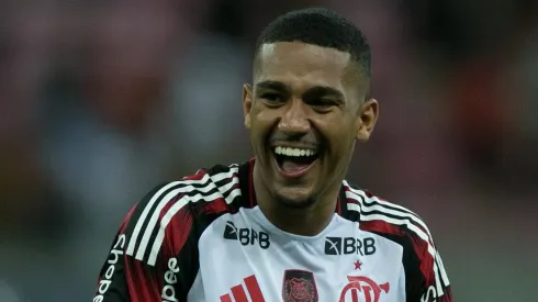 Samuel Lino prioriza permanecer no Flamengo. Foto: Foto: Marlon Costa/AGIF