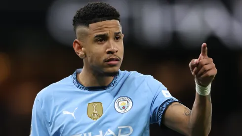 Savinho, em campo, pelo Manchester City. Clube ainda acredita que o brasileiro pode melhorar seu desempenho (Foto: Michael Steele/Getty Images)
