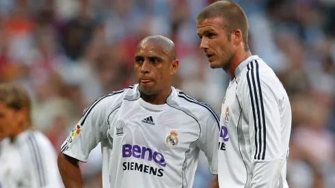 Roberto Carlos e Beckham em jogo do Real Madrid