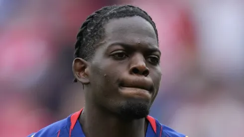 Chelsea surge como favorito para contratar Castello Lukeba, enquanto Liverpool segue na concorrência; multa recua de €90 mi para €80 mi no próximo verão europeu. (Foto: Pau Barrena/Getty Images)