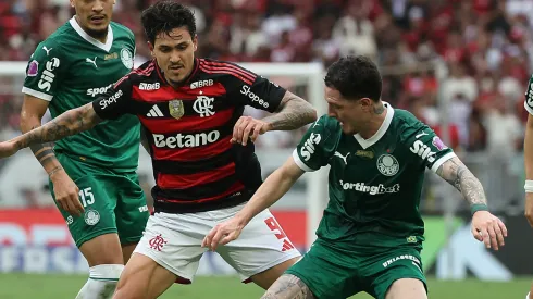 Pedro aparece disputando uma bola ao lado de Aníbal Moreno durante um Flamengo x Palmeiras. Foto: Wagner Meier/Getty Images