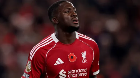 Konaté aparece olhando para o lado durante o jogo do Liverpool. Foto: Carl Recine/Getty Images