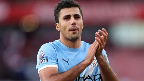 Rodri aplaude a torcida após um jogo do Manchester City. Foto: Justin Setterfield/Getty Images