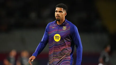Ronald Araujo em jogo do Barcelona. Alex Caparros/Getty Images.