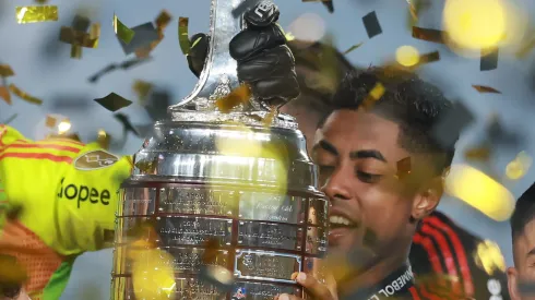 Flamengo ergue a taça em Lima, empata Brasil com Argentina e assume a ponta entre os clubes do país. (Foto: Hector Vivas/Getty Images)