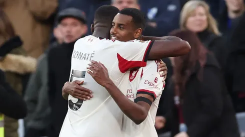 Alexander Isak e Konaté no Liverpool. (Foto: Alex Pantling/Getty Images)
