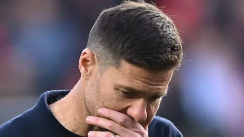 Xabi Alonso, do Real Madrid, cobre o rosto durante conversa com jogador. (Photo by Denis Doyle/Getty Images)