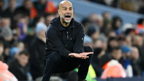 Pep Guardiola, do Manchester City, agacha durante jogo da equipe. (Photo by Shaun Botterill/Getty Images)