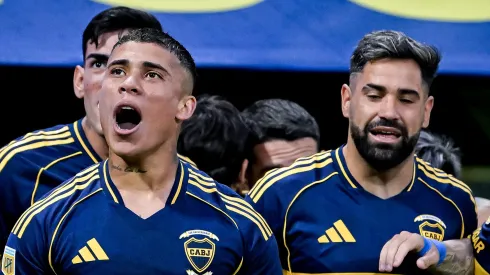 Ayrton Costa, do Boca Juniors, comemora com seus companheiros após vitória sobre o Argentinos Juniors. (Photo by Marcelo Endelli/Getty Images)