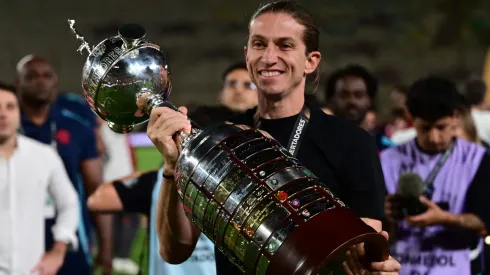 O técnico Filipe Luís carrega troféu da Libertadores