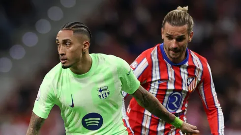 Griezmann e Raphinha, em campo, em Barcelona x Atlético de Madrid. Equipes se enfrentam nesta terça (02) (FOTO: Florencia Tan Jun/Getty Images)