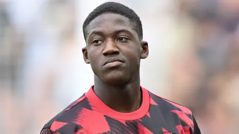 Kobbie Mainoo, em campo, pelo Manchester United. Jogador estaria insatisfeito com poucas chances e alvo do Arsenal e outras equipes (Foto: Mike Hewitt/Getty Images)