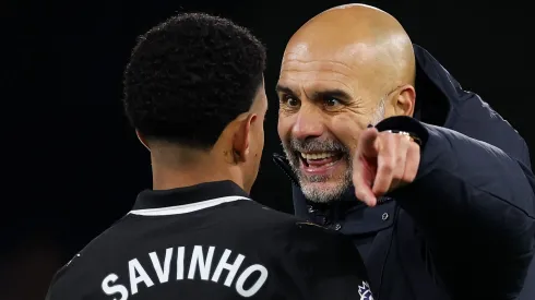 Pep Guardiola e Savinho durante partida do Manchester City contra o Fulham. (Photo by Justin Setterfield/Getty Images)