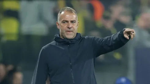 Flick celebra Raphinha de volta ao Barcelona e atualiza quadro físico de Pedri e Olmo. (Photo by Alex Grimm/Getty Images)