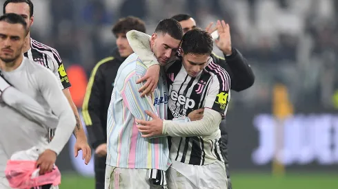 Kenan Yildiz e Dusan Vlahovic se abraçam durante jogo da Juventus. (Photo by Valerio Pennicino/Getty Images)