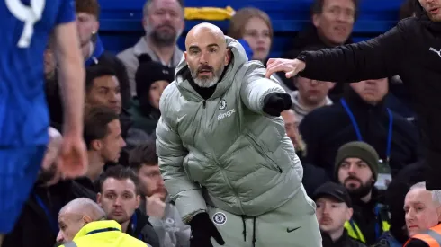 Enzo Maresca sinaliza durante partida do Chelsea. (Photo by Mike Hewitt/Getty Images)