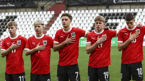 Jogadores do sub-17 da Áustria, onde Johannes Moser atua. Ele é o camisa 19 e alvo do Chelsea e Manchester City (Foto: Carlos Rodrigues/Getty Images for DFB)