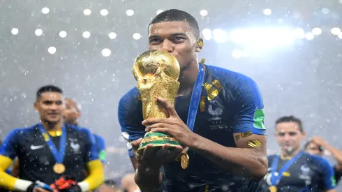 Mbappé com a taça da Copa do Mundo de 2018 – Matthias Hangst/Getty Images