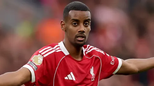 Isak em campo com o Liverpool (Foto: Carl Recine/Getty Images)