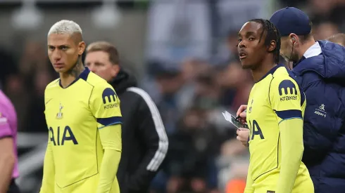 Mathys Tel e Richarlison a beira do campo em jogo do Tottenham. (Photo by George Wood/Getty Images)